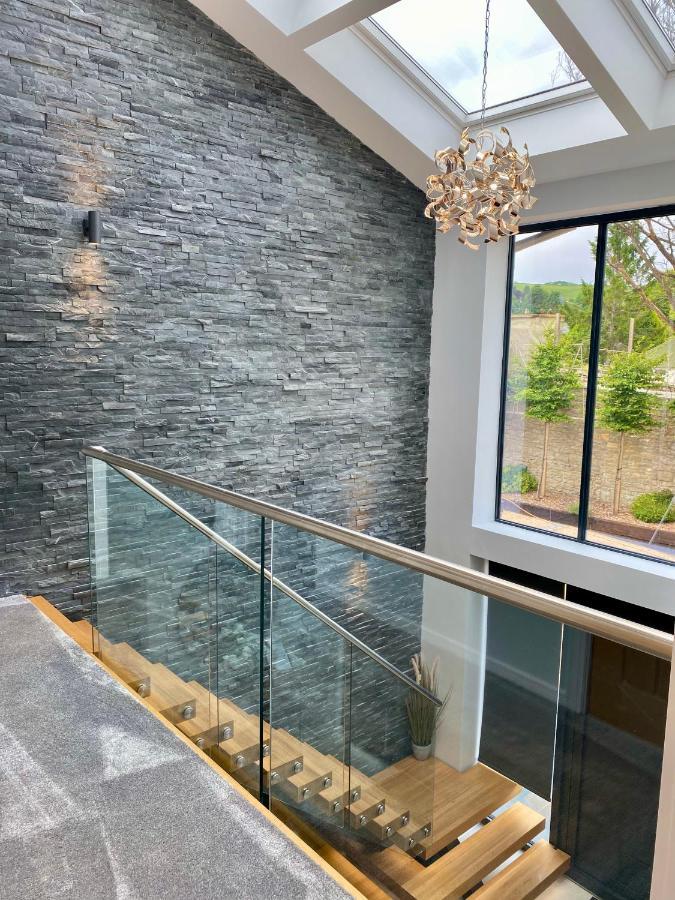 Stunning Modern Home Set In Beautiful Grounds. Bath Exterior foto