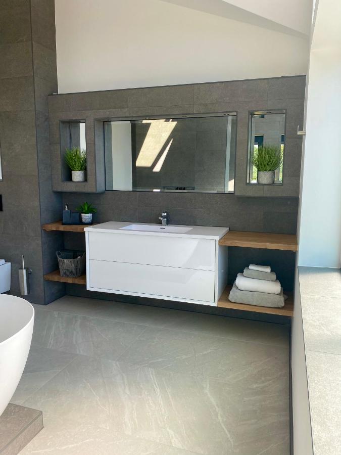 Stunning Modern Home Set In Beautiful Grounds. Bath Exterior foto