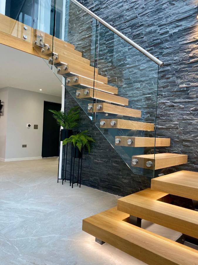 Stunning Modern Home Set In Beautiful Grounds. Bath Exterior foto