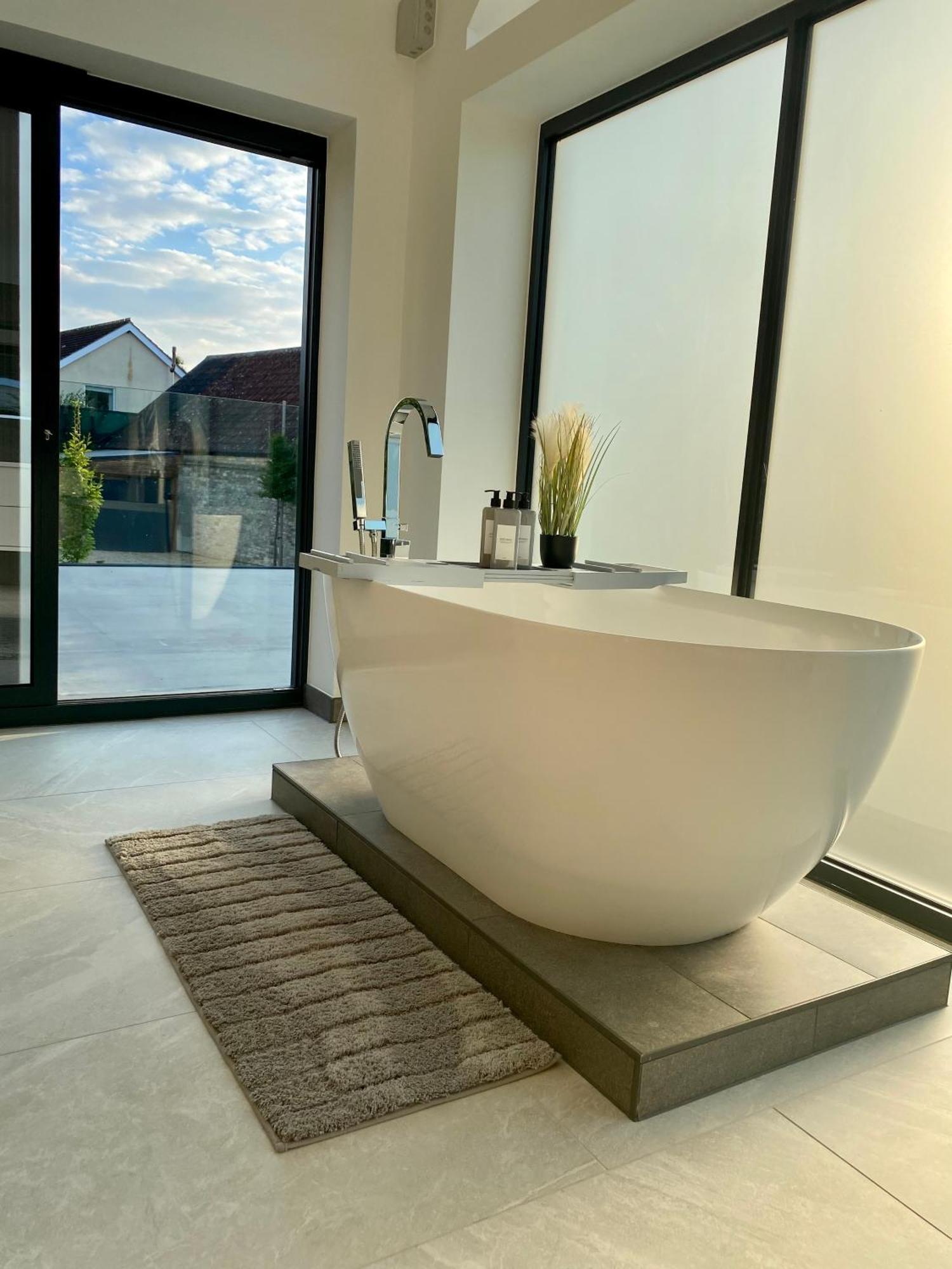 Stunning Modern Home Set In Beautiful Grounds. Bath Exterior foto