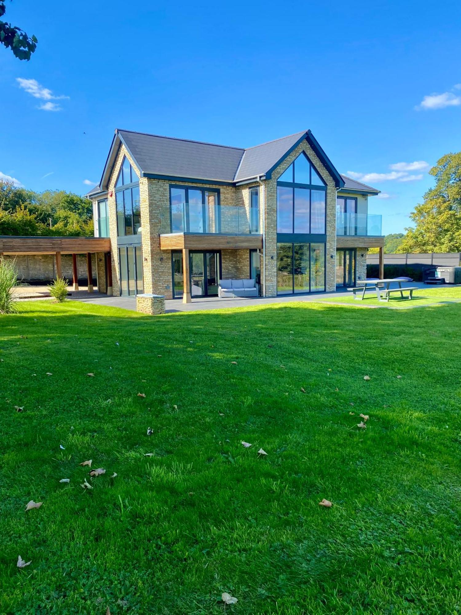 Stunning Modern Home Set In Beautiful Grounds. Bath Exterior foto